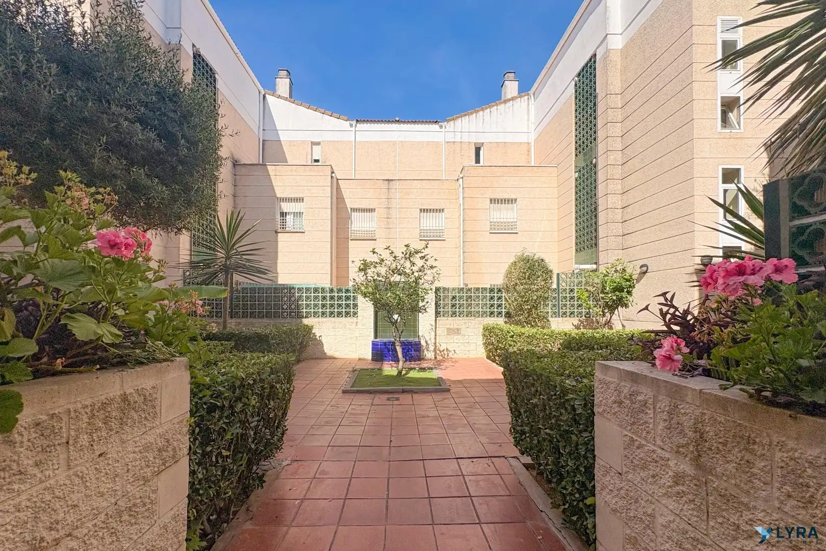 Exterior view of Flat for rent in Tomares  with Balcony and Community pool