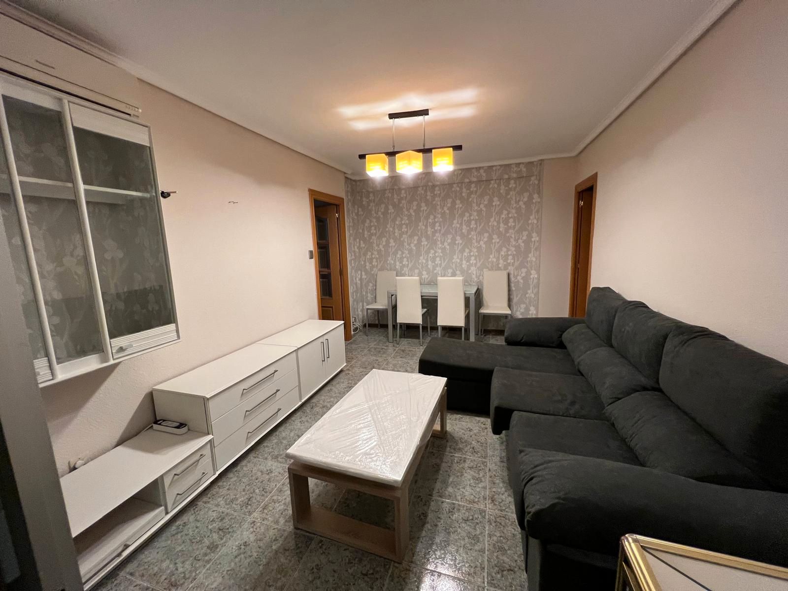 Sala d'estar de Pis de lloguer en  Zaragoza Capital amb Calefacció, Moblat i Forn