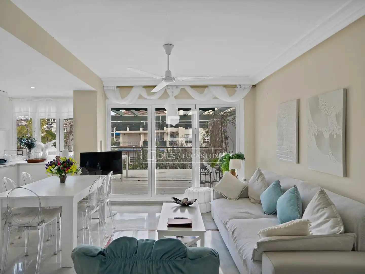 Sala de estar de Ático en venta en Marbella con Aire acondicionado, Calefacción y Jardín privado