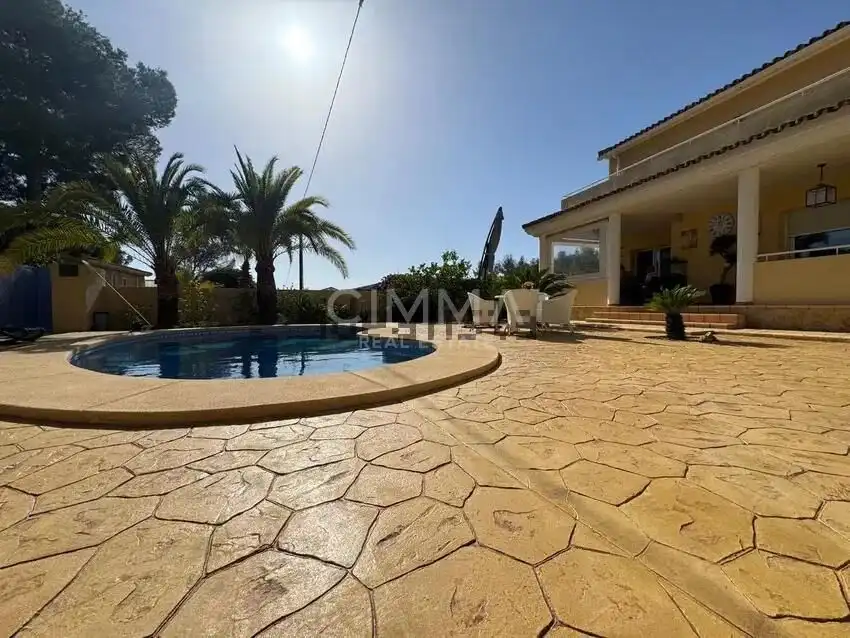 Vista exterior de Casa o xalet en venda en La Nucia amb Aire condicionat, Calefacció i Jardí privat