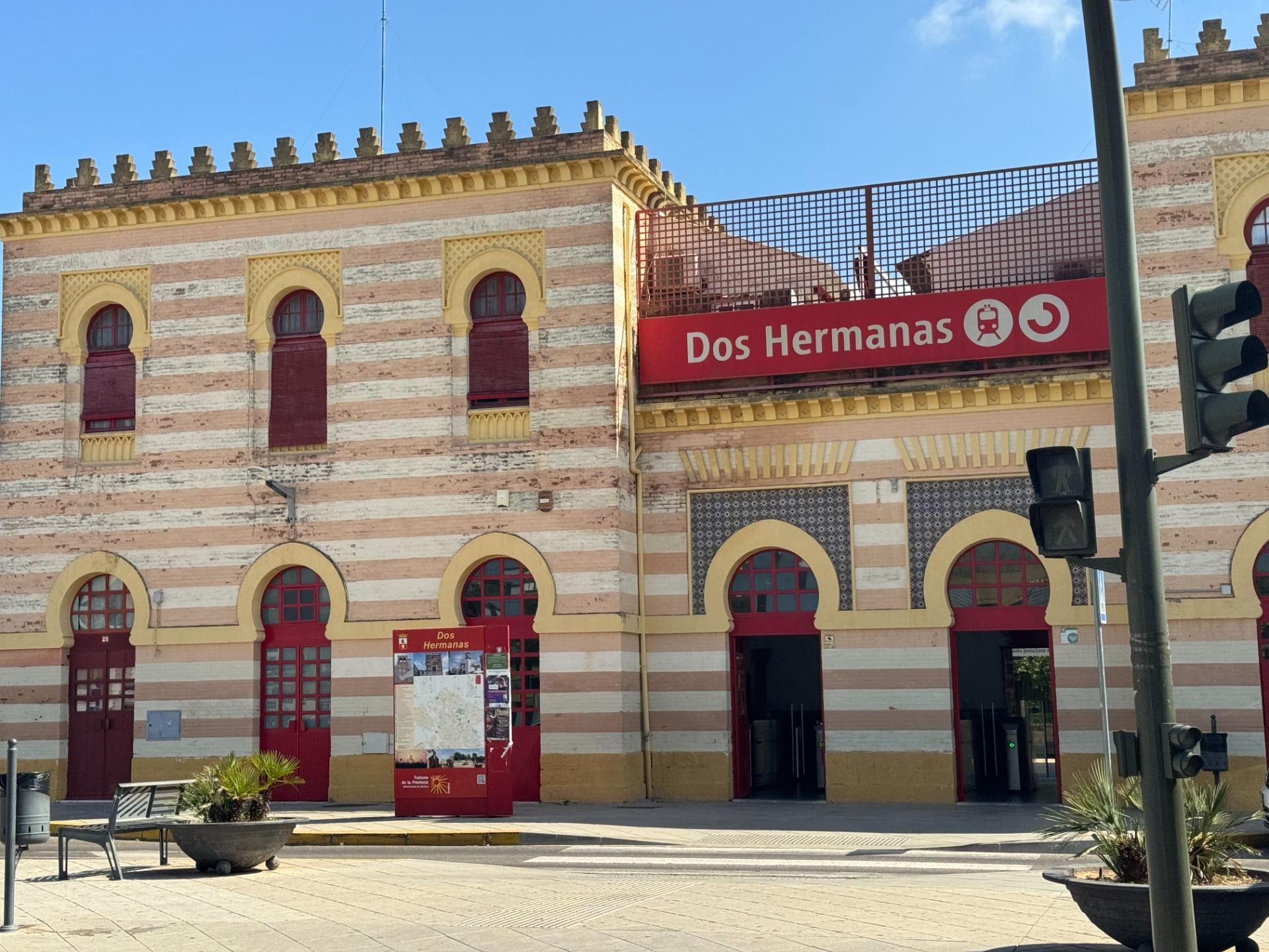 Exterior view of Flat for sale in Dos Hermanas  with Air Conditioner and Balcony