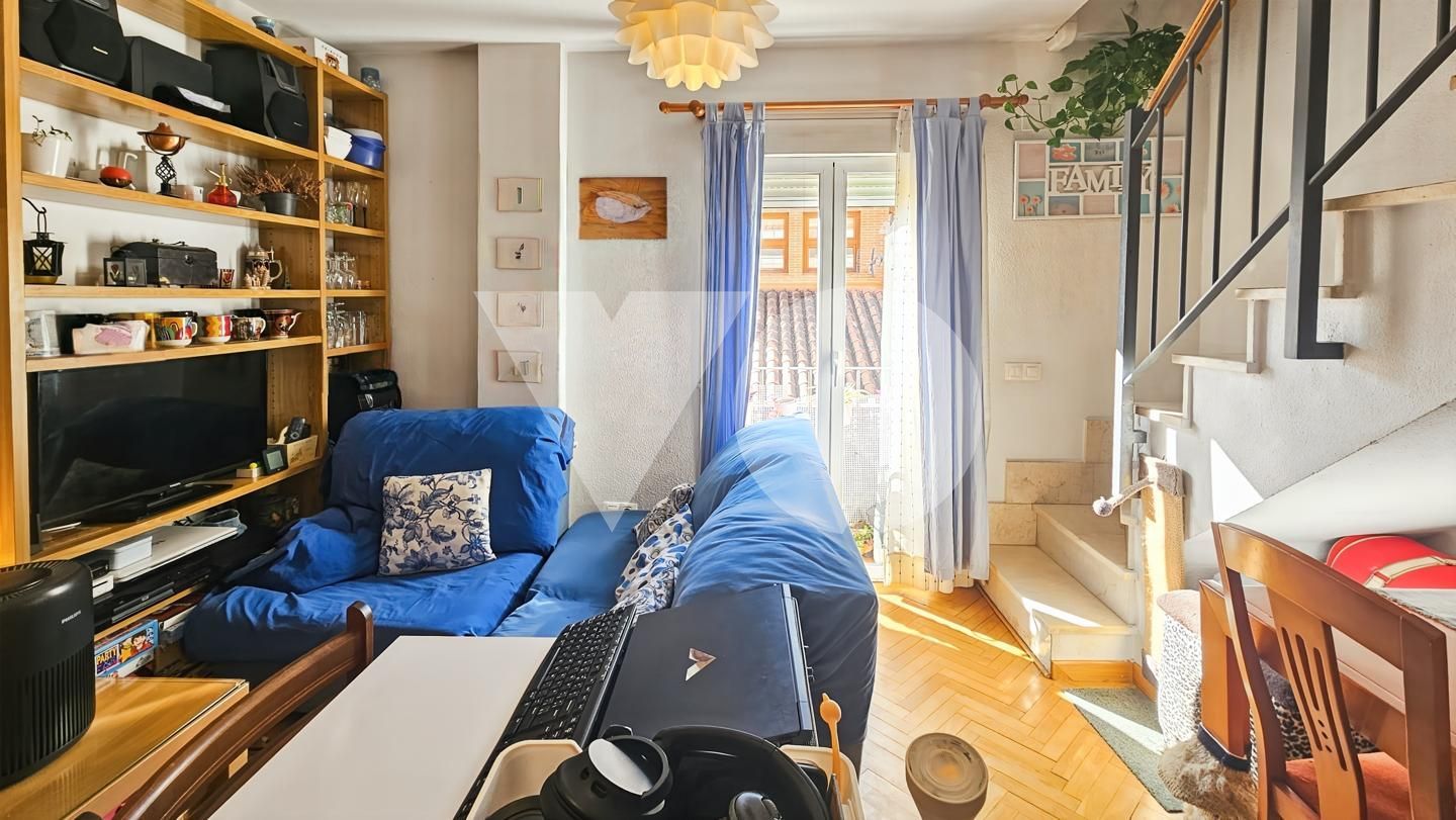 Sala d'estar de Dúplex en venda en  Madrid Capital amb Aire condicionat, Calefacció i Parquet