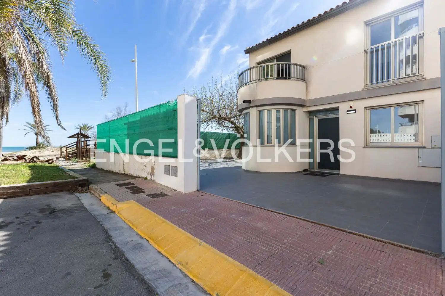 Außenansicht von Einfamilien-Reihenhaus zum Verkauf in Gandia mit Klimaanlage, Heizung und Privatgarten