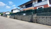 Vista exterior de Casa o xalet en venda en Castro-Urdiales amb Terrassa i Piscina