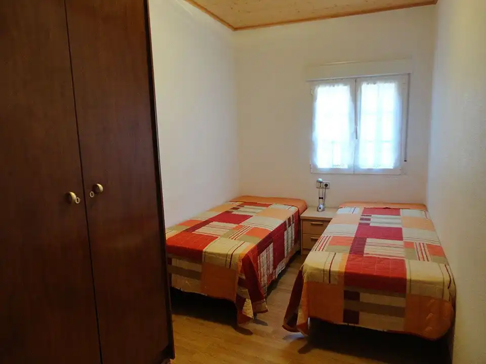 Dormitori de Casa adosada en venda en Espejón amb Jardí privat, Traster i Moblat