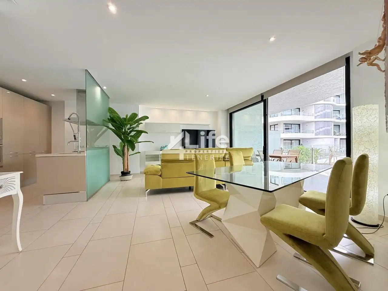 Sala de estar de Apartamento de alquiler en Arona con Aire acondicionado, Terraza y Piscina