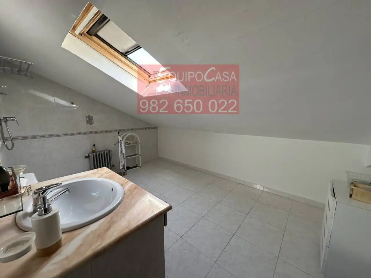 Cuina de Casa o xalet en venda en Lugo amb Calefacció, Jardí privat i Parquet