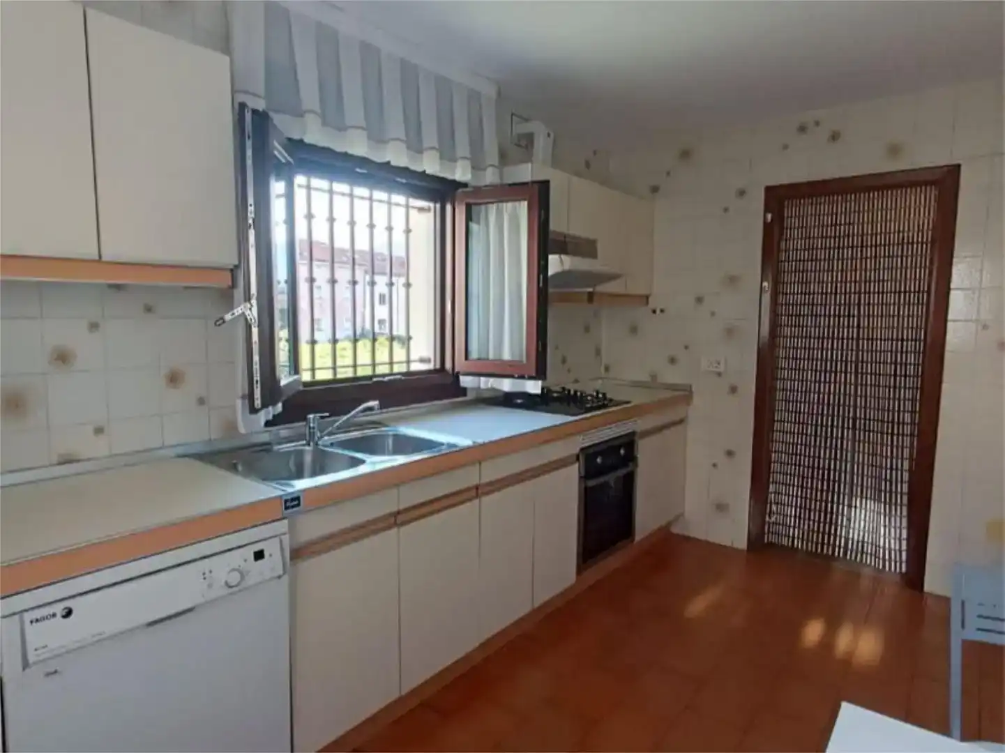 Cuina de Casa adosada en venda en Llanes amb Jardí privat