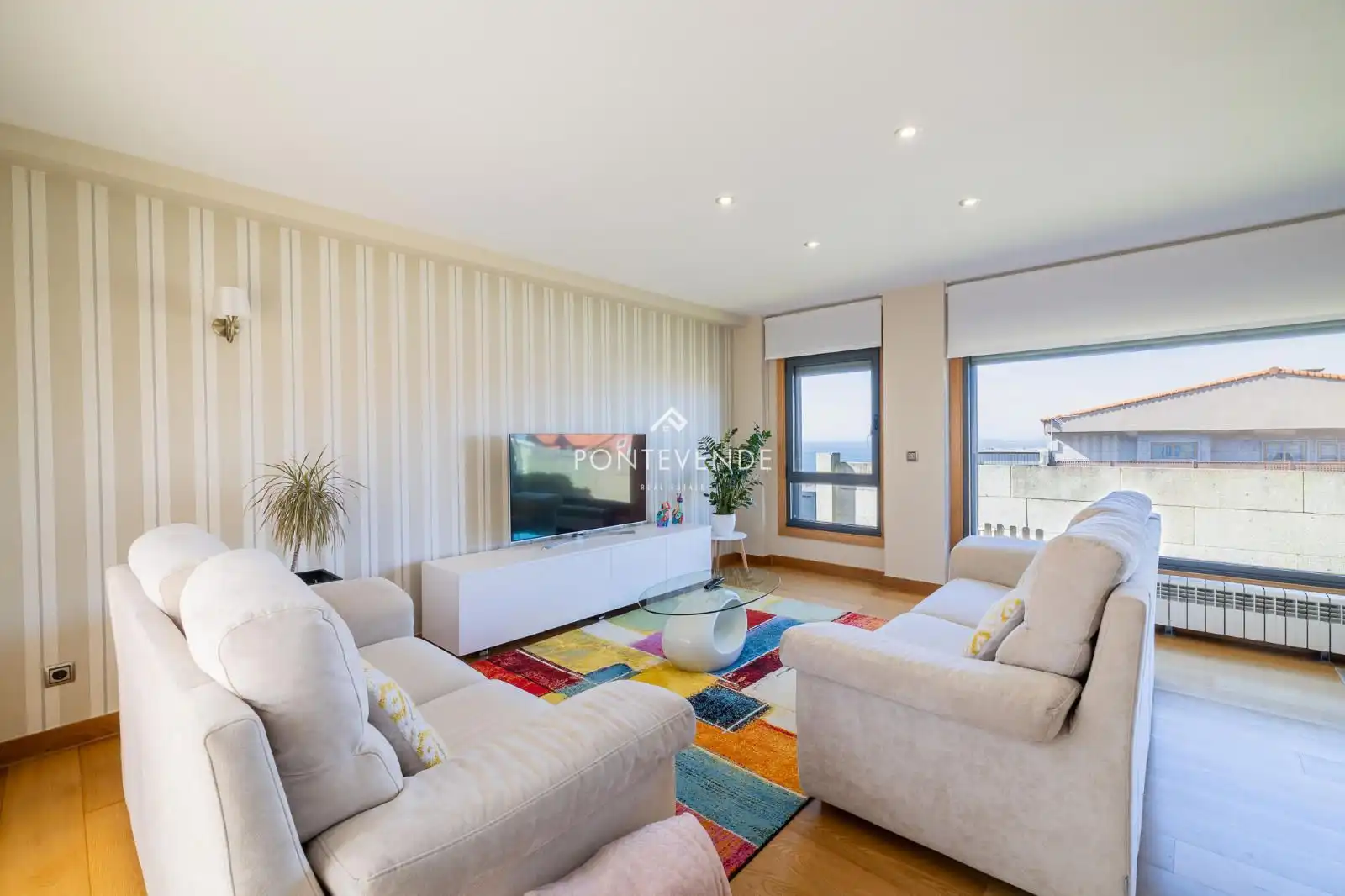 Sala d'estar de Casa o xalet en venda en Vigo  amb Calefacció, Jardí privat i Terrassa