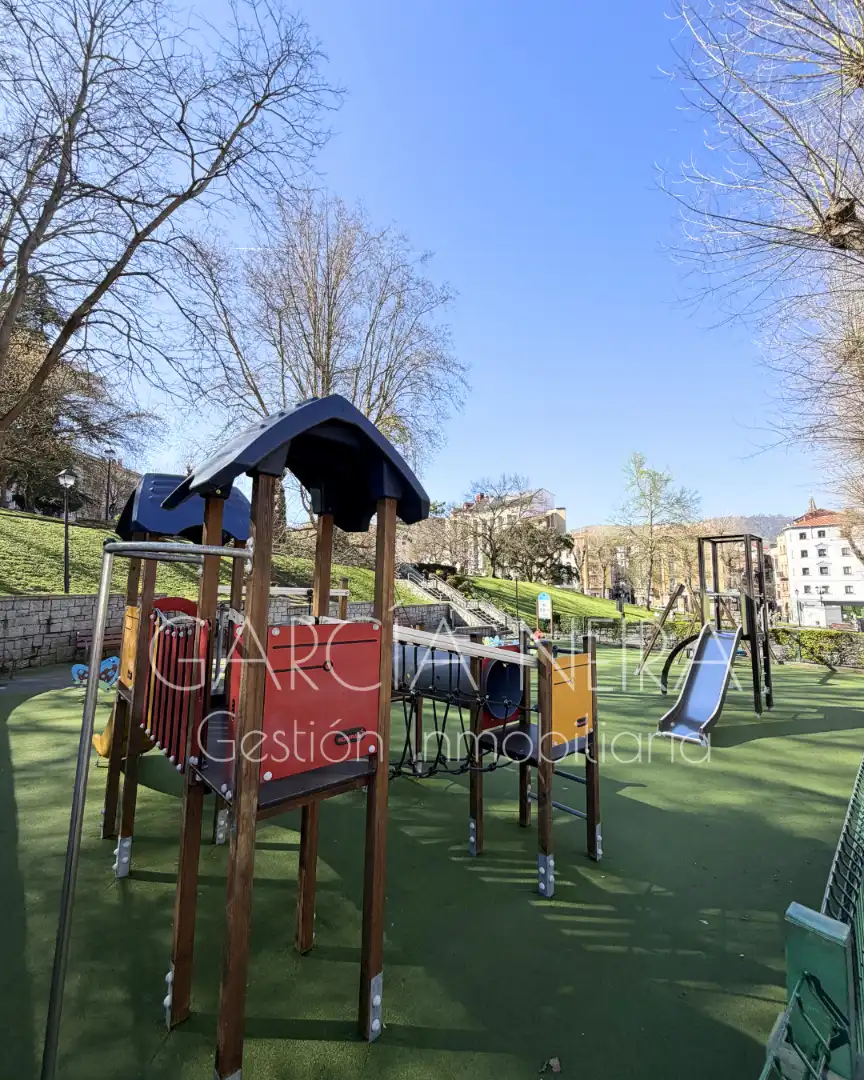 Jardín de Piso en venta en Oviedo  con Calefacción y Amueblado