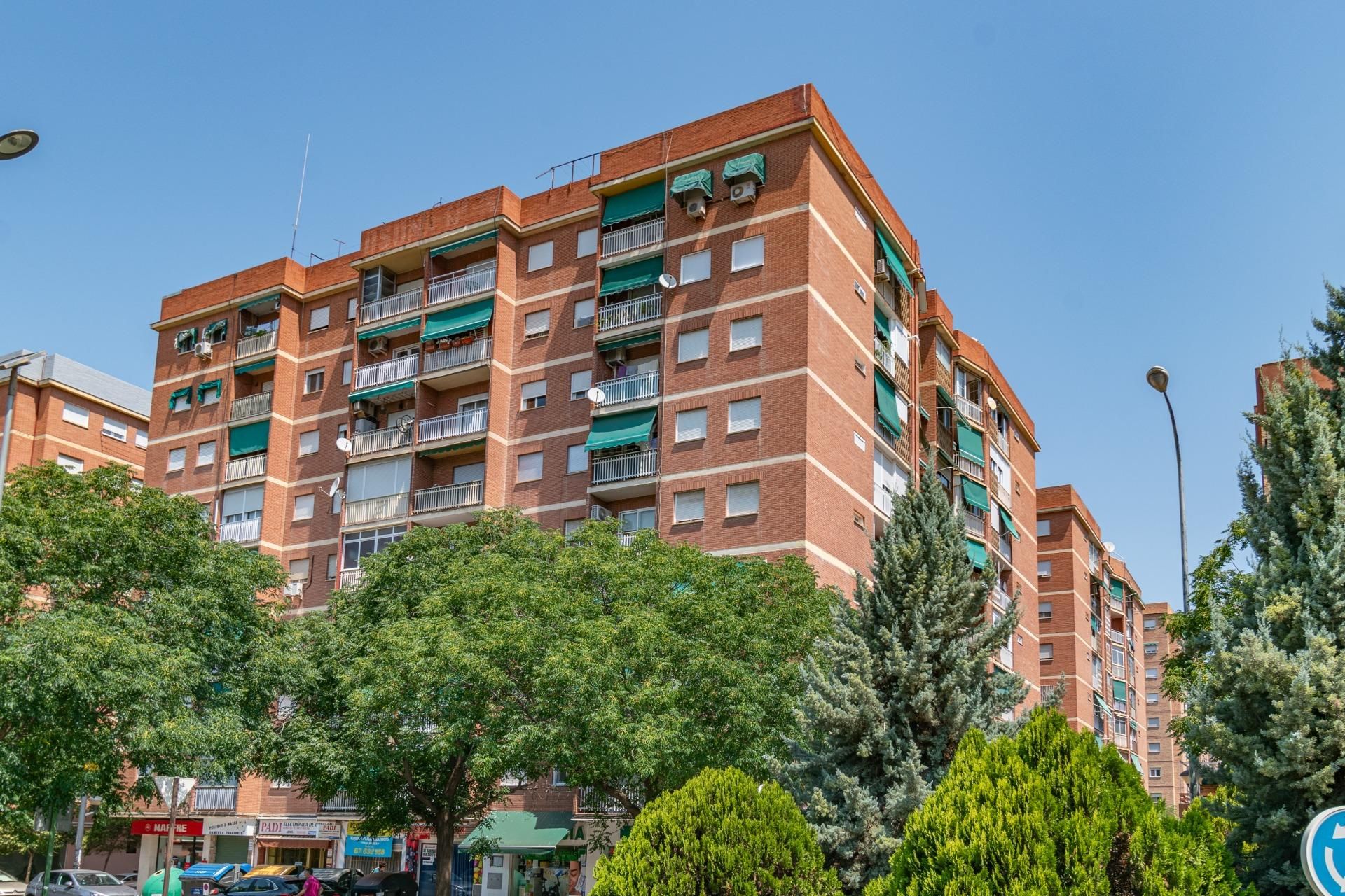 Vista exterior de Pis en venda en  Granada Capital amb Balcó