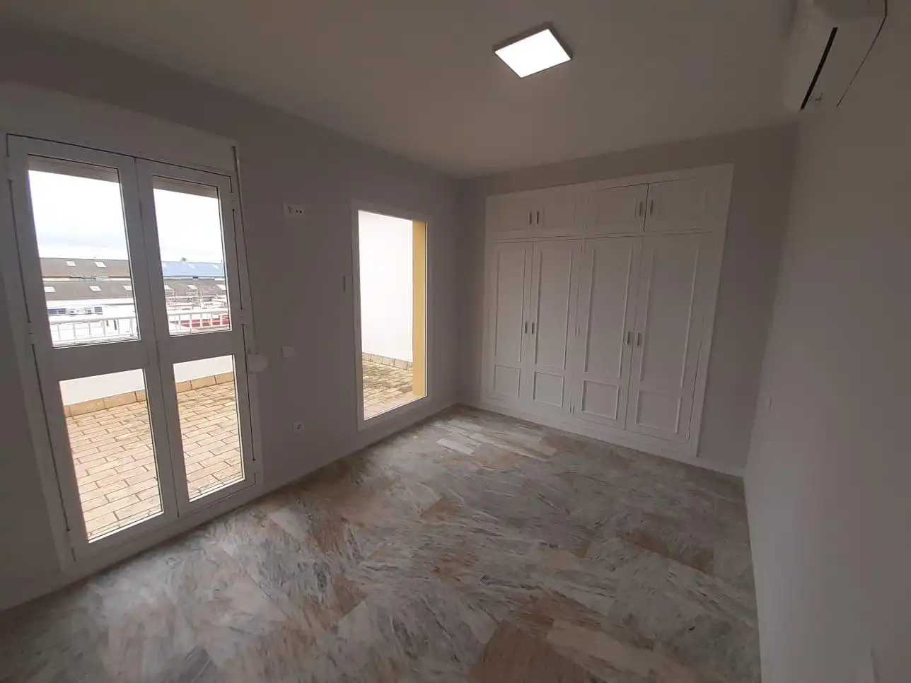 Habitación de Ático en venta en Dos Hermanas con Aire acondicionado, Terraza y Alarma