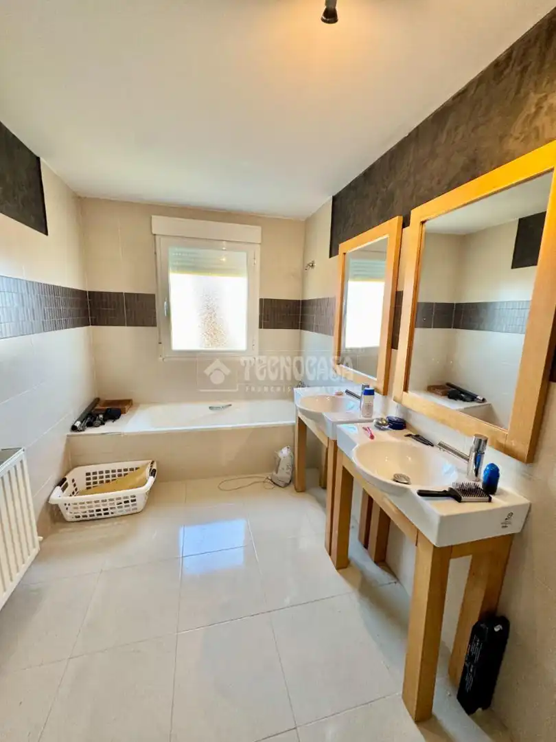 Baño de Casa adosada en venta en Yunquera de Henares con Aire acondicionado y Calefacción