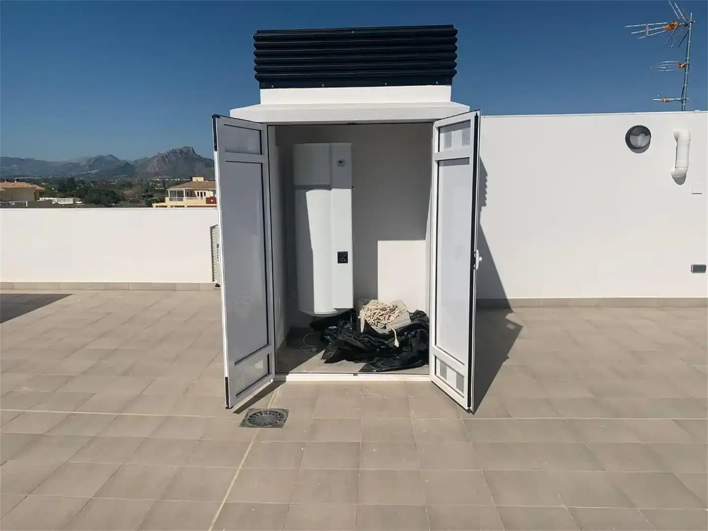 Vista exterior de Pis de lloguer en Dénia amb Aire condicionat, Jardí privat i Traster
