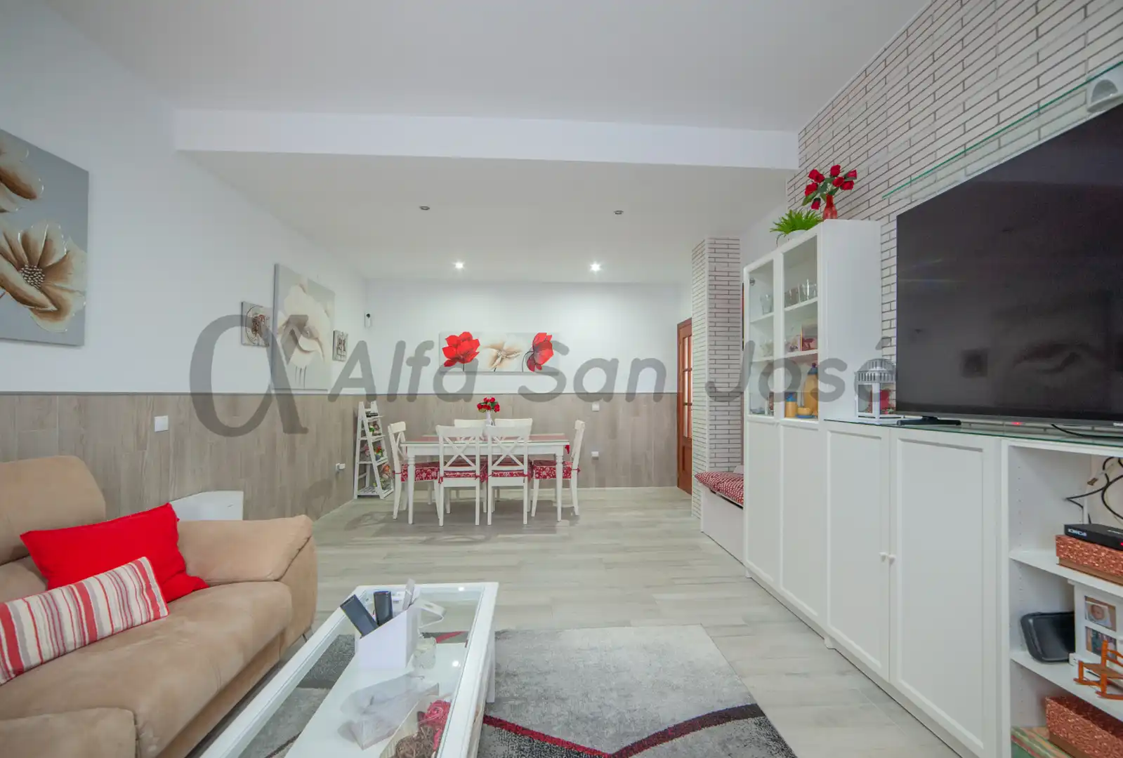 Sala d'estar de Casa adosada en venda en La Rinconada amb Aire condicionat i Moblat