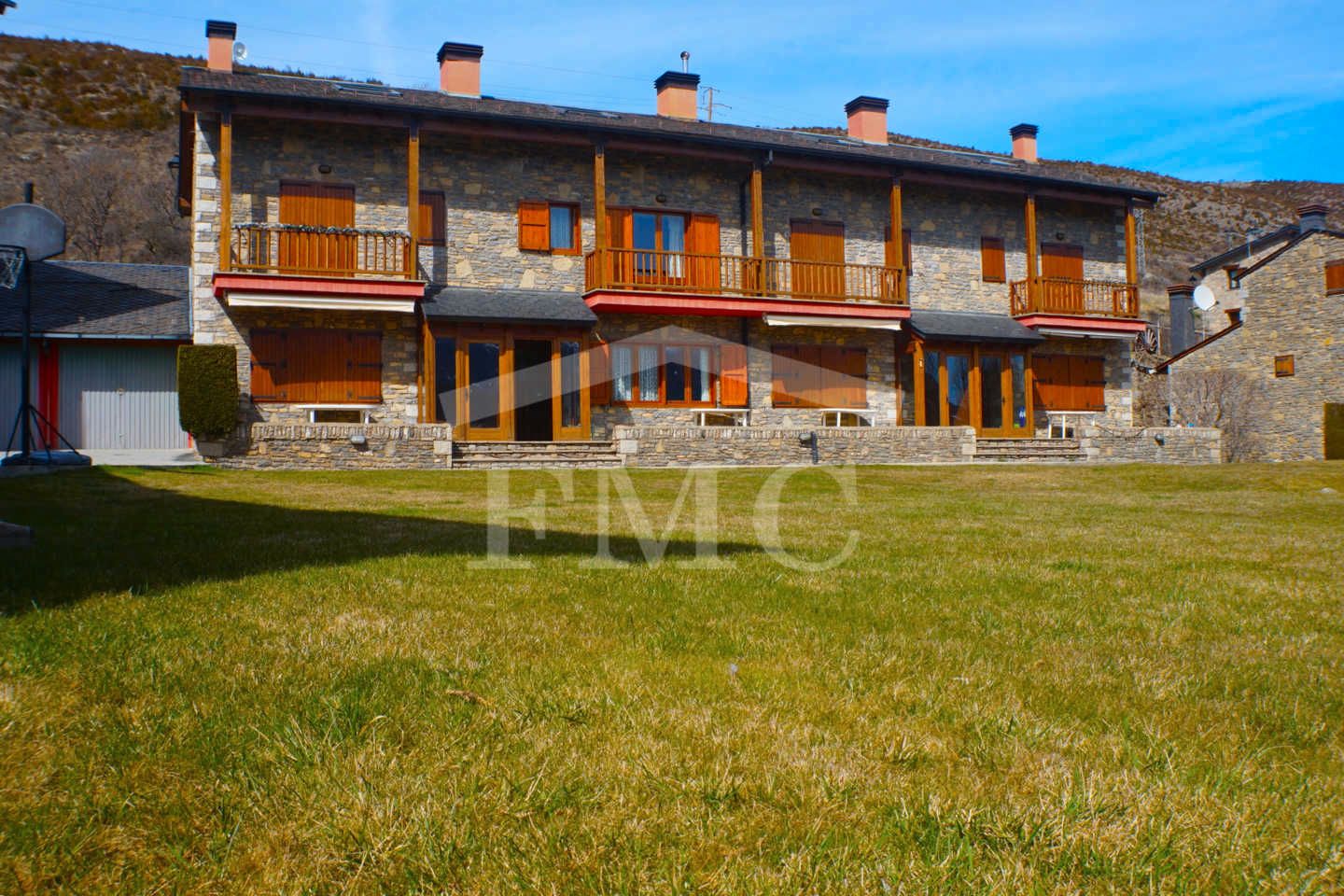 Vista exterior de Casa o xalet en venda en Isòvol amb Calefacció, Parquet i Traster