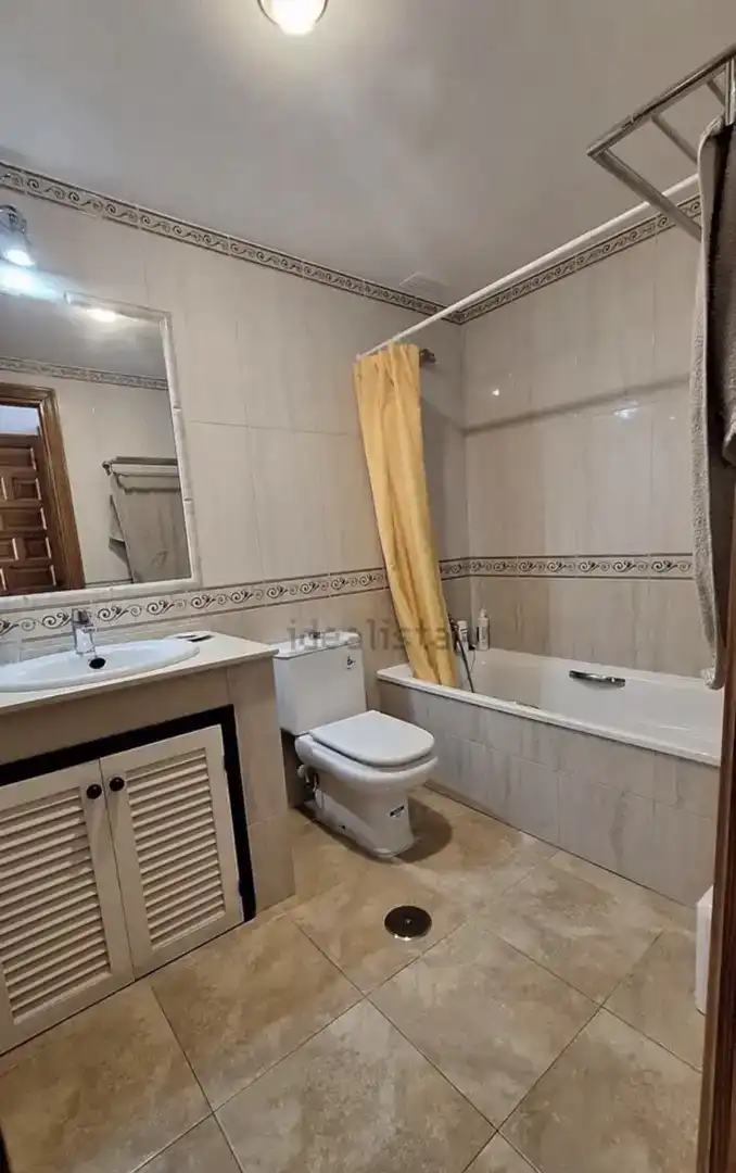 Bany de Pis en venda en Zahara de los Atunes amb Aire condicionat, Piscina i Balcó