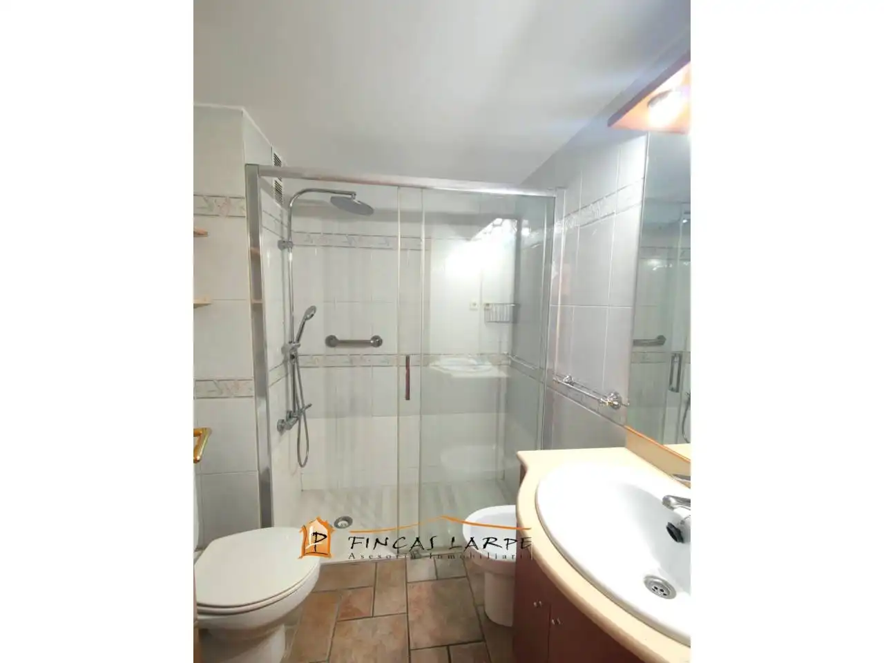 Badezimmer von Wohnung zum Verkauf in Martorell mit Klimaanlage, Heizung und Balkon