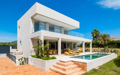 Vista exterior de Casa o xalet en venda en Marbella amb Aire condicionat, Terrassa i Piscina