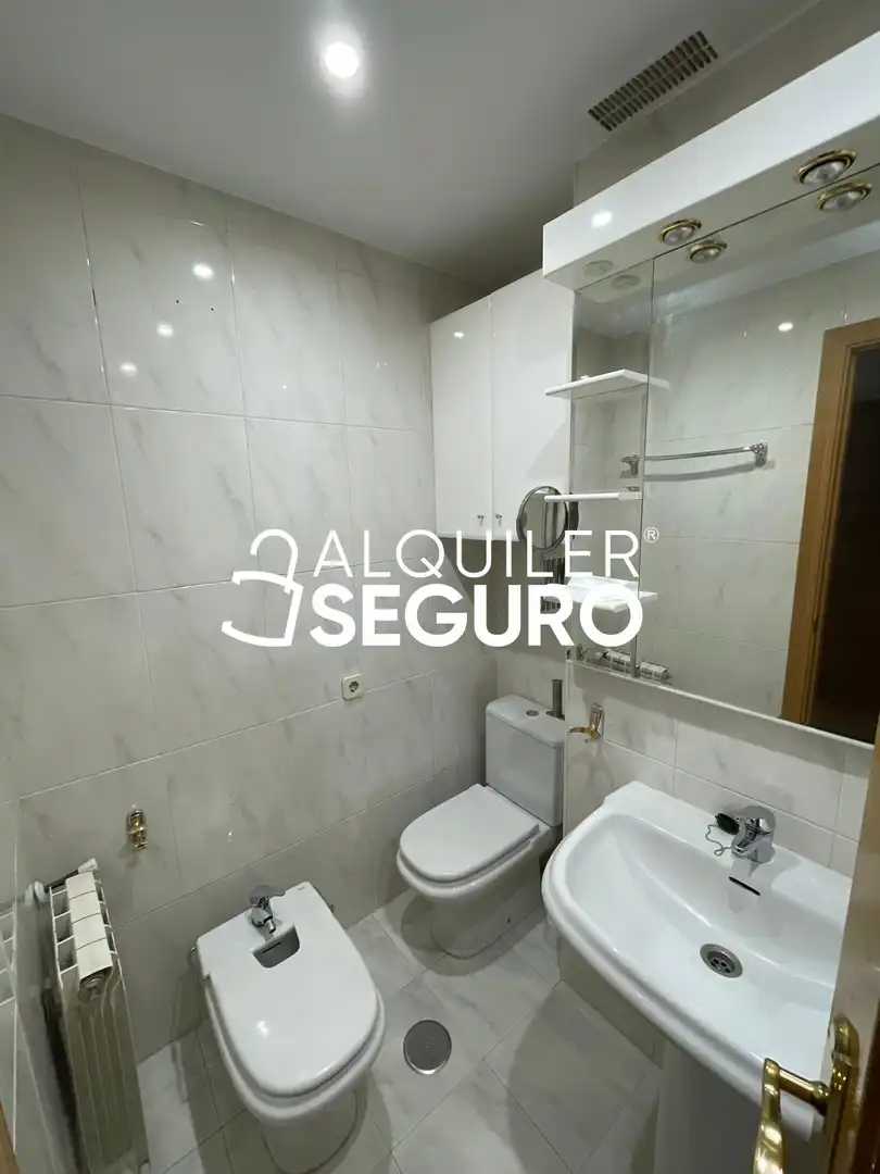 Bathroom of Flat for rent in Madrid  with Air Conditioner, Heating and Terrace