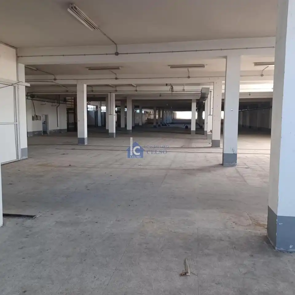 Fabrikhallen zur Miete in Ourense Capital 