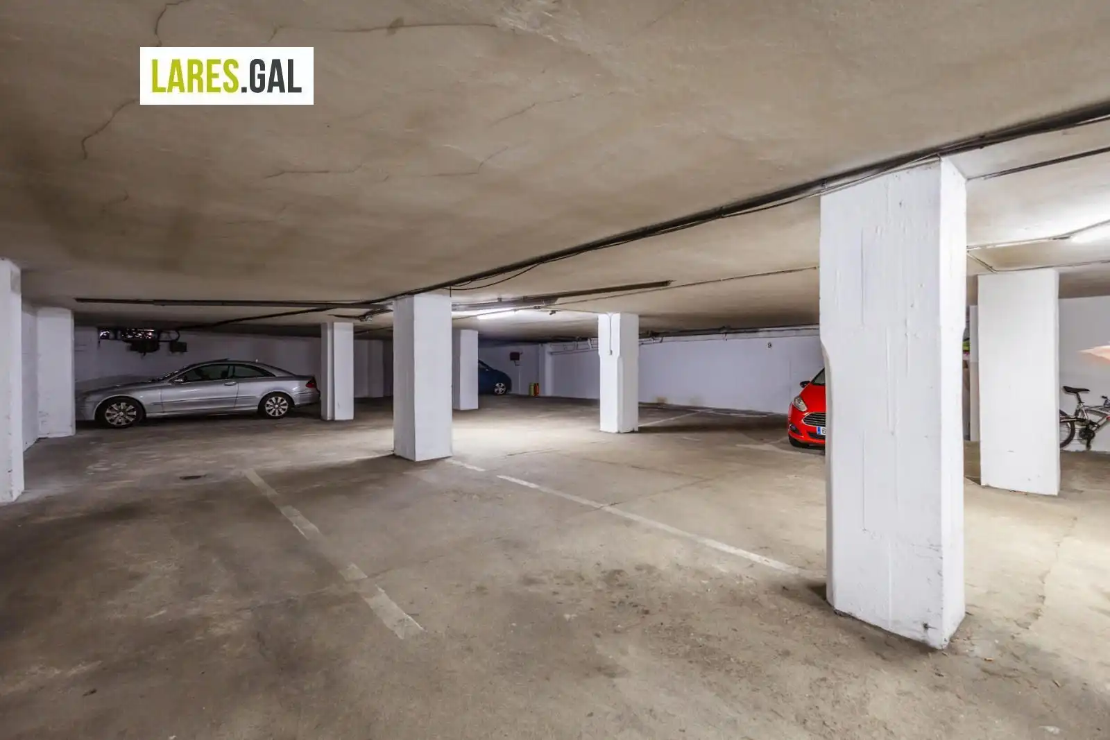 Parking de Piso en venta en Cangas  con Calefacción, Parquet y Terraza