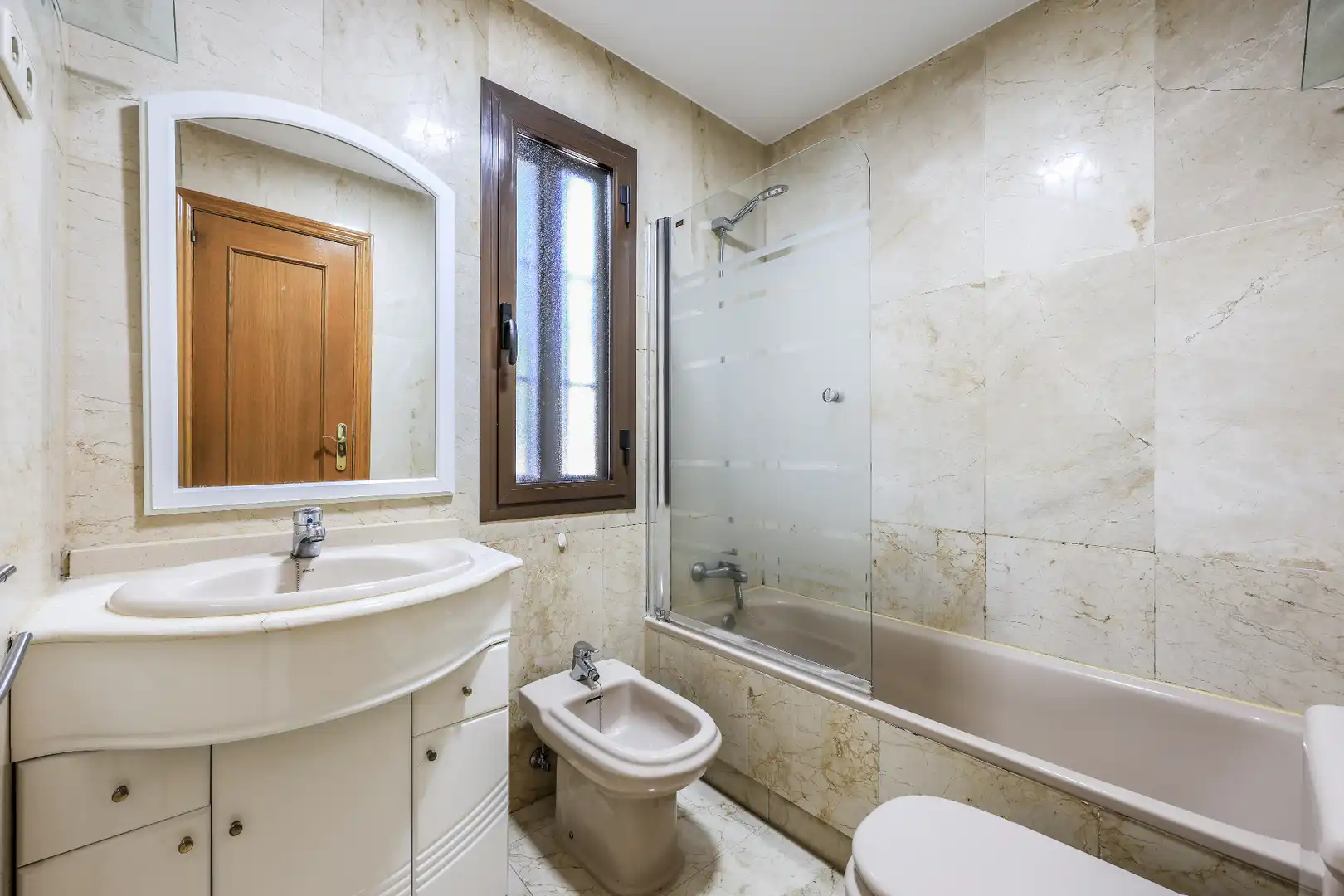 Badezimmer von Wohnung zur Miete in Madrid mit Heizung, Parkett und Terrasse