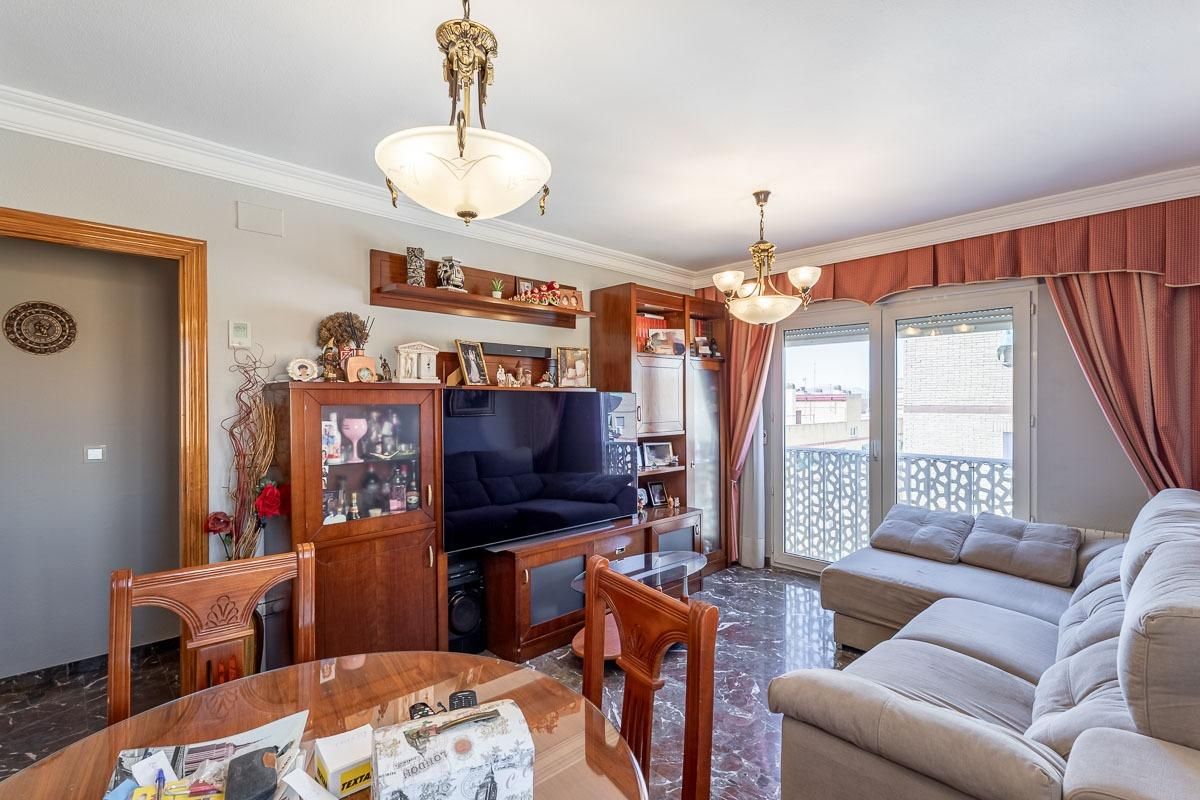 Sala de estar de Piso en venta en  Granada Capital con Calefacción y Balcón