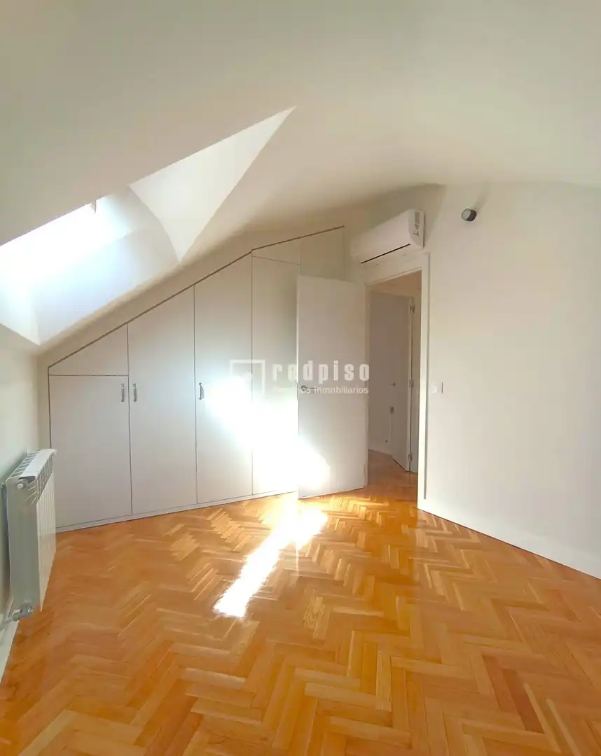 Schlafzimmer von Dachboden zum Verkauf in Madrid mit Klimaanlage, Heizung und Parkett