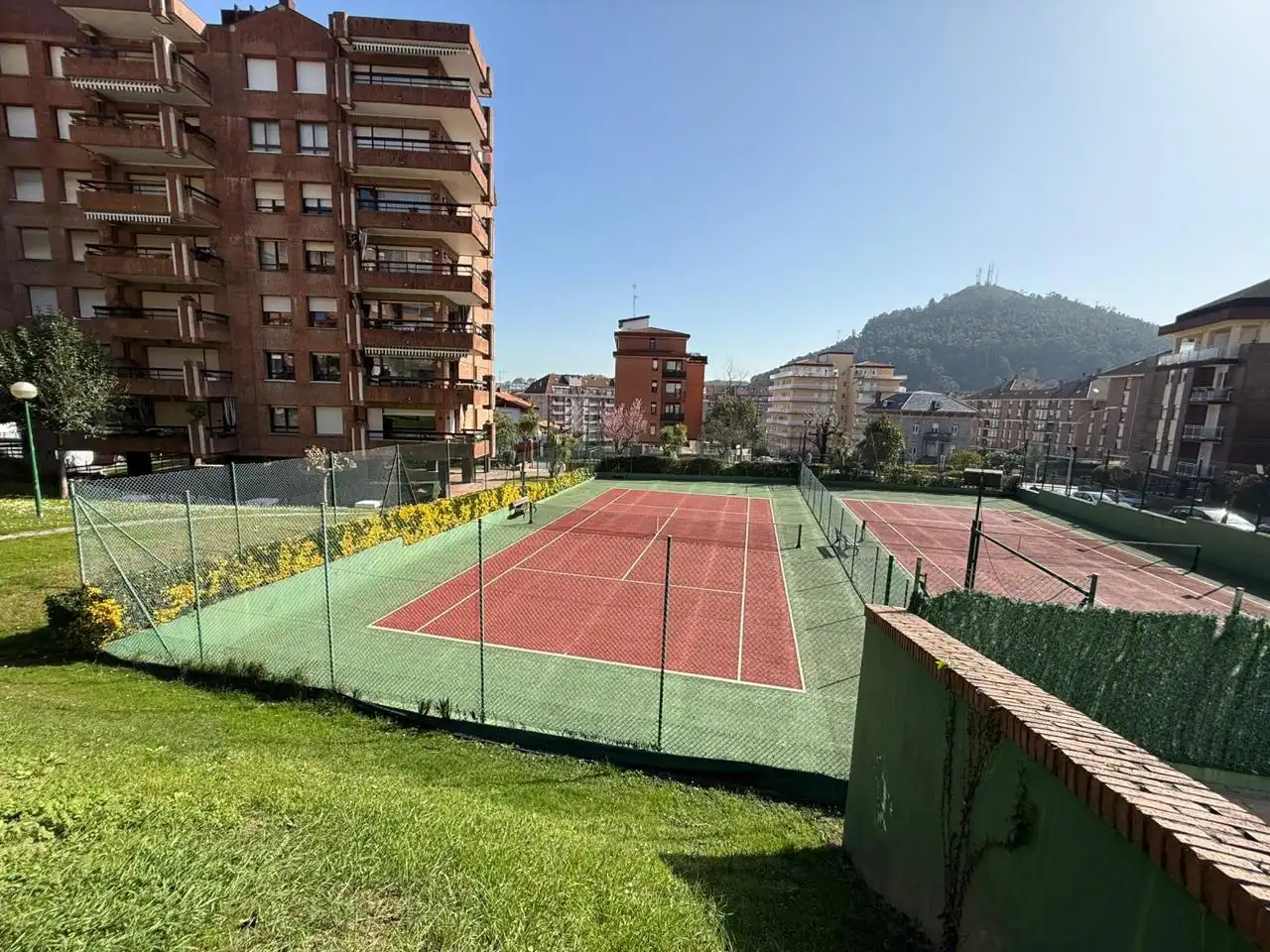Aparcament de Pis en venda en Castro-Urdiales amb Calefacció, Parquet i Terrassa