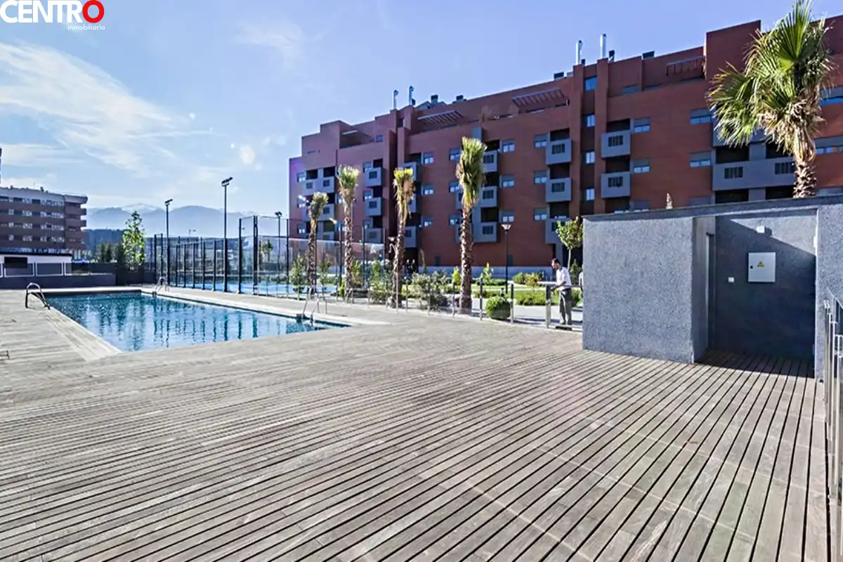 Schwimmbecken von Wohnung zum Verkauf in Granada mit Klimaanlage, Heizung und Privatgarten