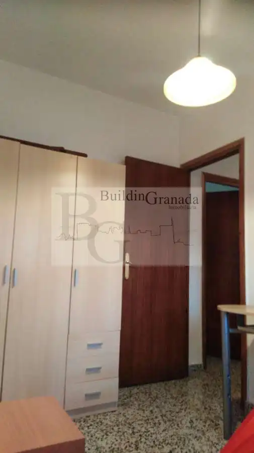 Dormitori de Pis de lloguer en Granada amb Terrassa, Moblat i Microones