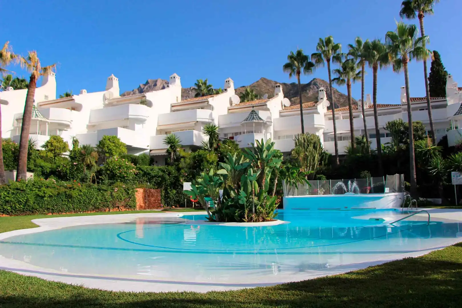 Vista exterior de Casa adosada en venda en Marbella amb Aire condicionat, Jardí privat i Terrassa