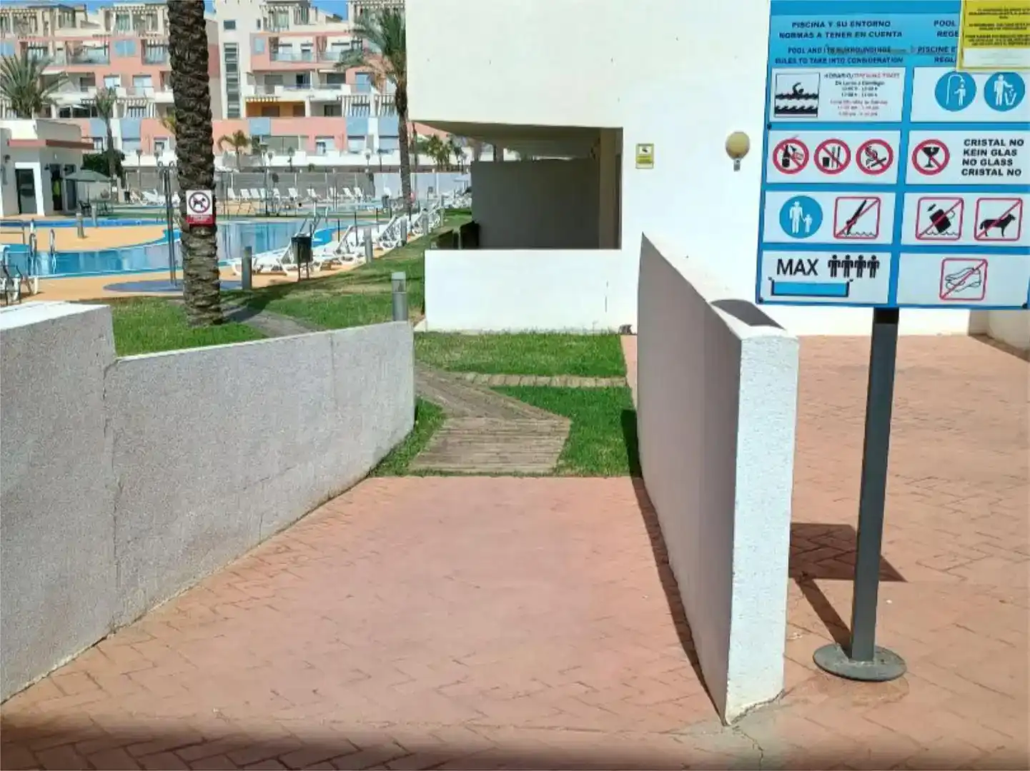 Aparcament de Pis de lloguer en Vera amb Aire condicionat, Jardí privat i Piscina