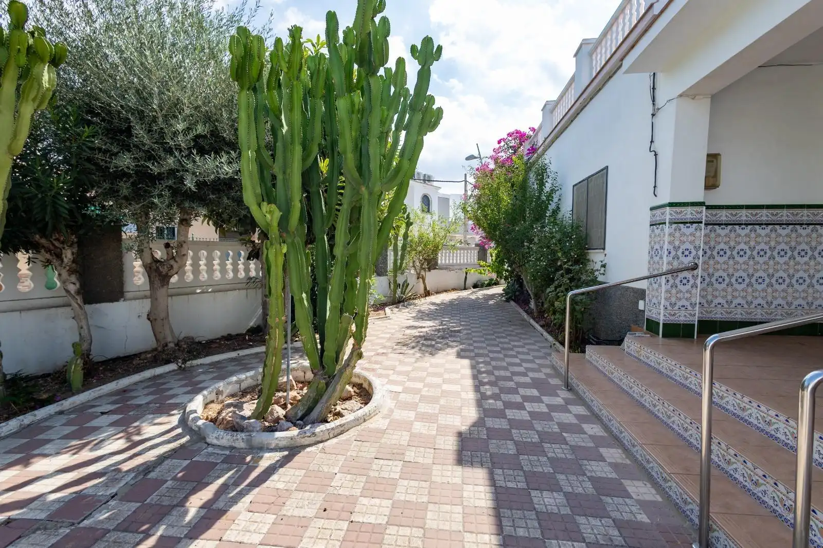 Vista exterior de Casa o xalet en venda en Chipiona amb Jardí privat, Terrassa i Traster