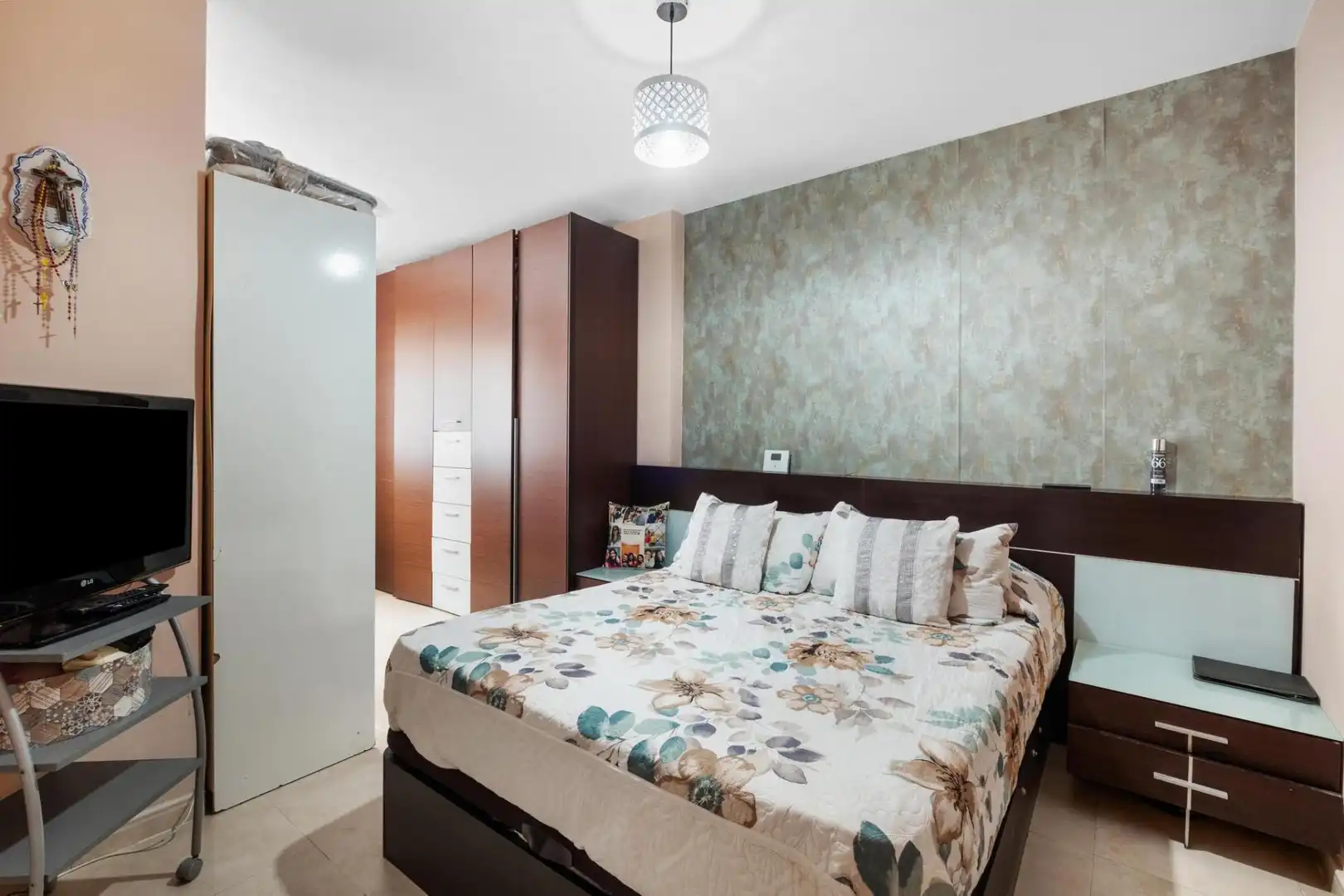 Bedroom of Apartments for sale in Girona
