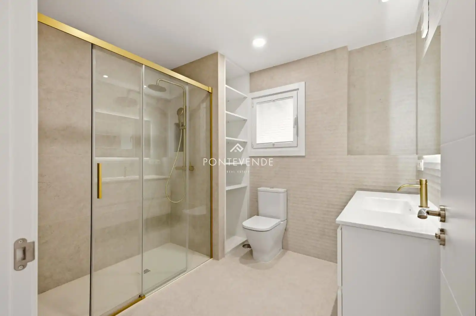 Bathroom of Flat for sale in Pontevedra Capital   with Heating and Storage room