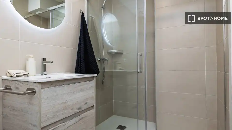 Bathroom of Flat for rent in Valencia  with Air Conditioner, Heating and Furnished