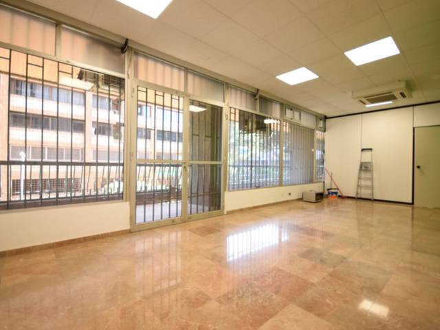 Local comercial en Alquiler en Avenida Reyes Catolicos en La Salle - Cuatro Torres