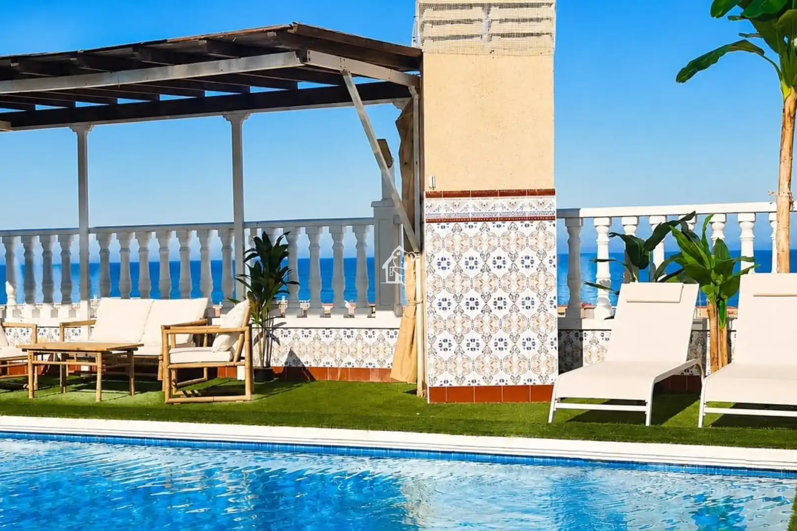 Schwimmbecken von Dachboden zur Miete in Torrevieja mit Klimaanlage, Privatgarten und Terrasse