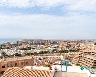 Vista exterior de Àtic en venda en Roquetas de Mar amb Aire condicionat i Terrassa