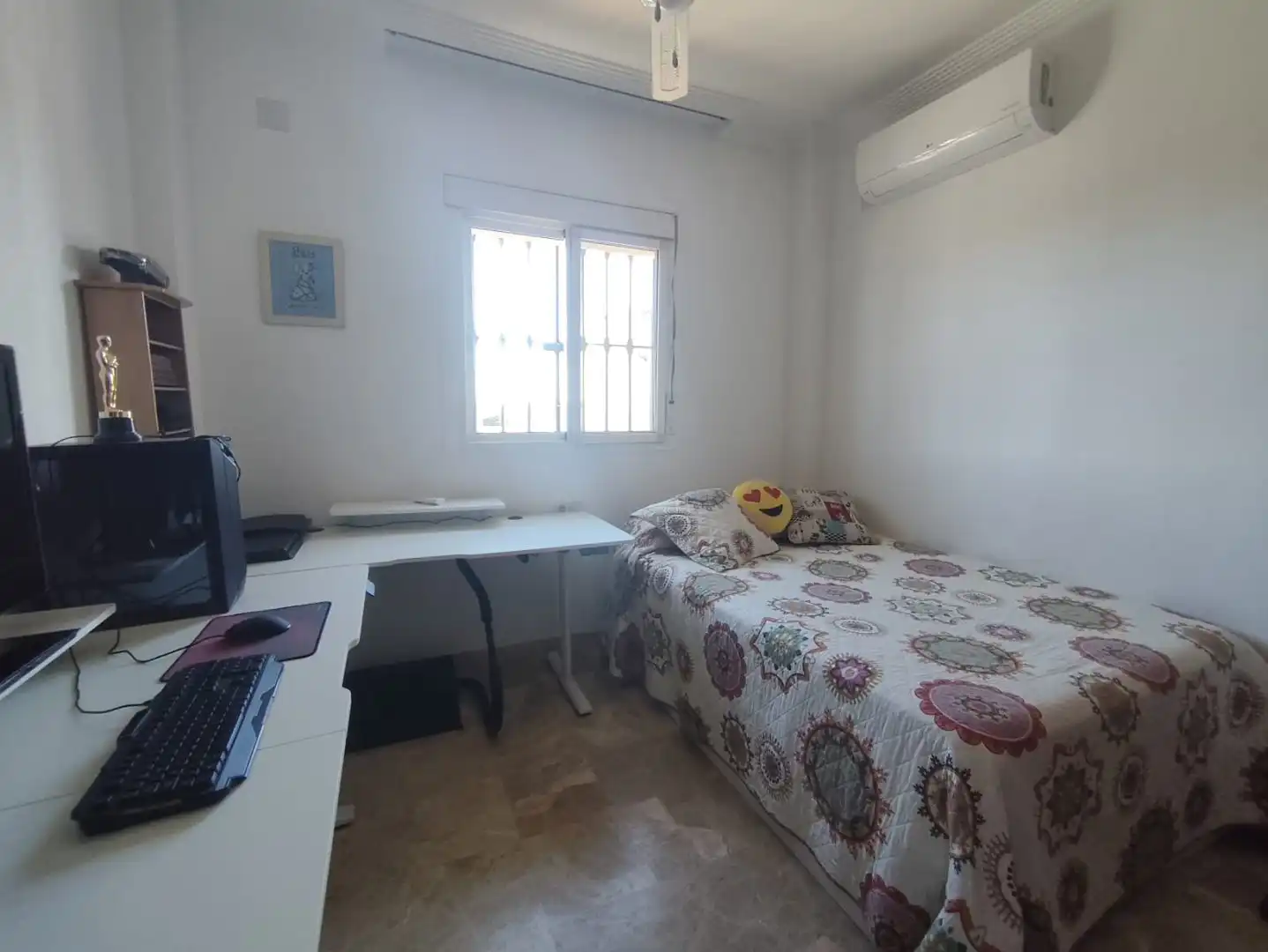 Schlafzimmer von Haus oder Chalet zum Verkauf in Gines mit Klimaanlage, Heizung und Schwimmbad