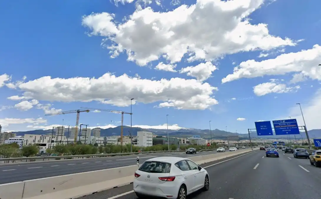 Vista exterior de Nau industrial en venda en Granada amb Calefacció