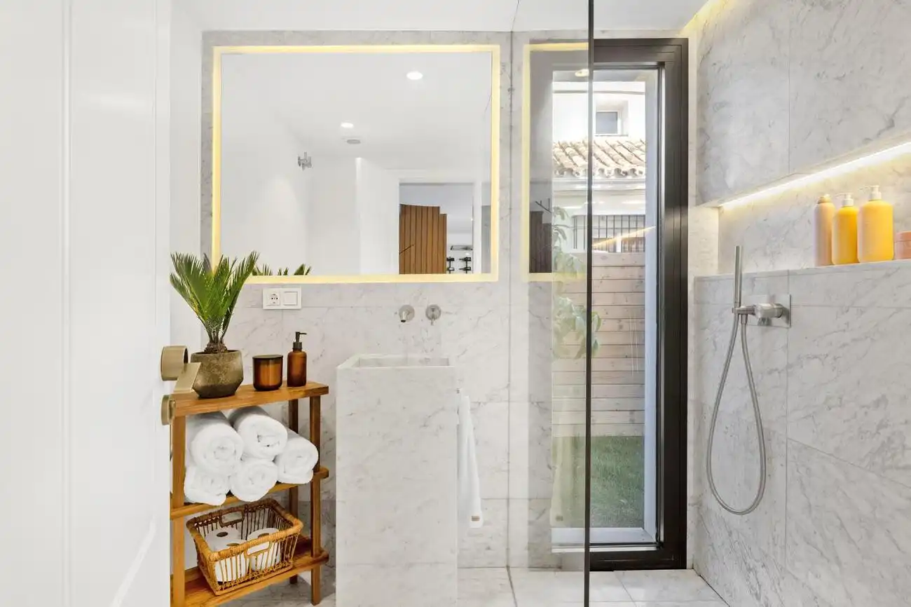 Baño de Casa o chalet de alquiler en Marbella con Aire acondicionado, Calefacción y Jardín privado