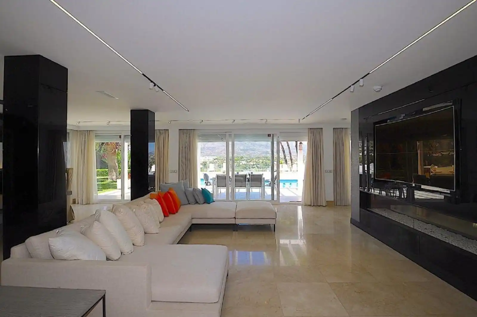 Living room of Houses for sale in Málaga  with Air Conditioner, Private garden and Terrace