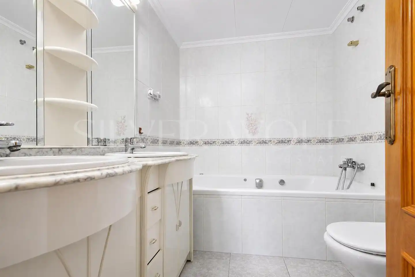 Baño de Casa adosada en venta en El Prat de Llobregat con Aire acondicionado, Calefacción y Terraza