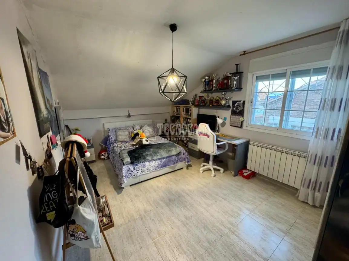 Habitación de Casa adosada en venta en Villanueva de la Torre con Aire acondicionado