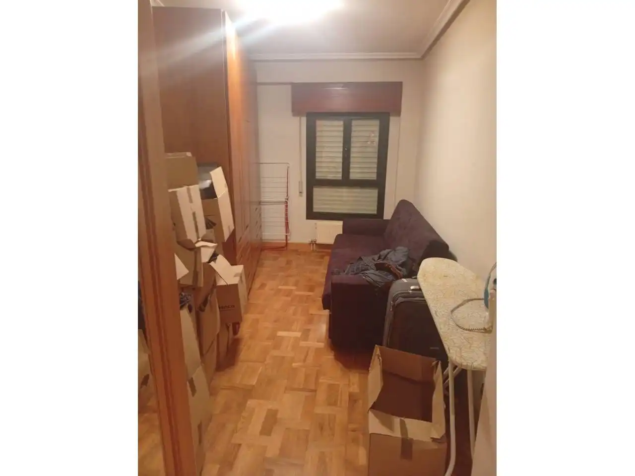 Dormitori de Pis en venda en Oviedo  amb Calefacció, Parquet i Moblat