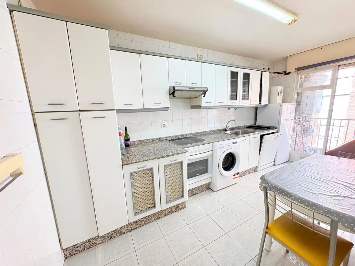 Cocina de Piso en venta en Ponferrada con Calefacción, Trastero y Amueblado
