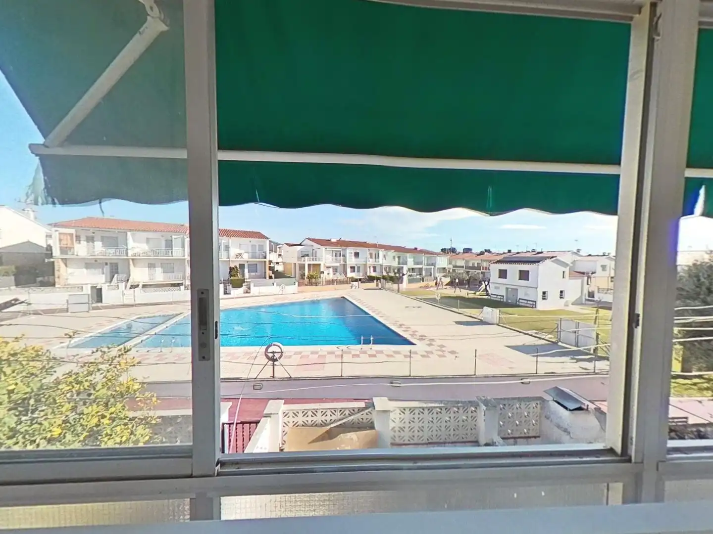 Schwimmbecken von Einfamilien-Reihenhaus zum Verkauf in El Vendrell mit Privatgarten und Parkett
